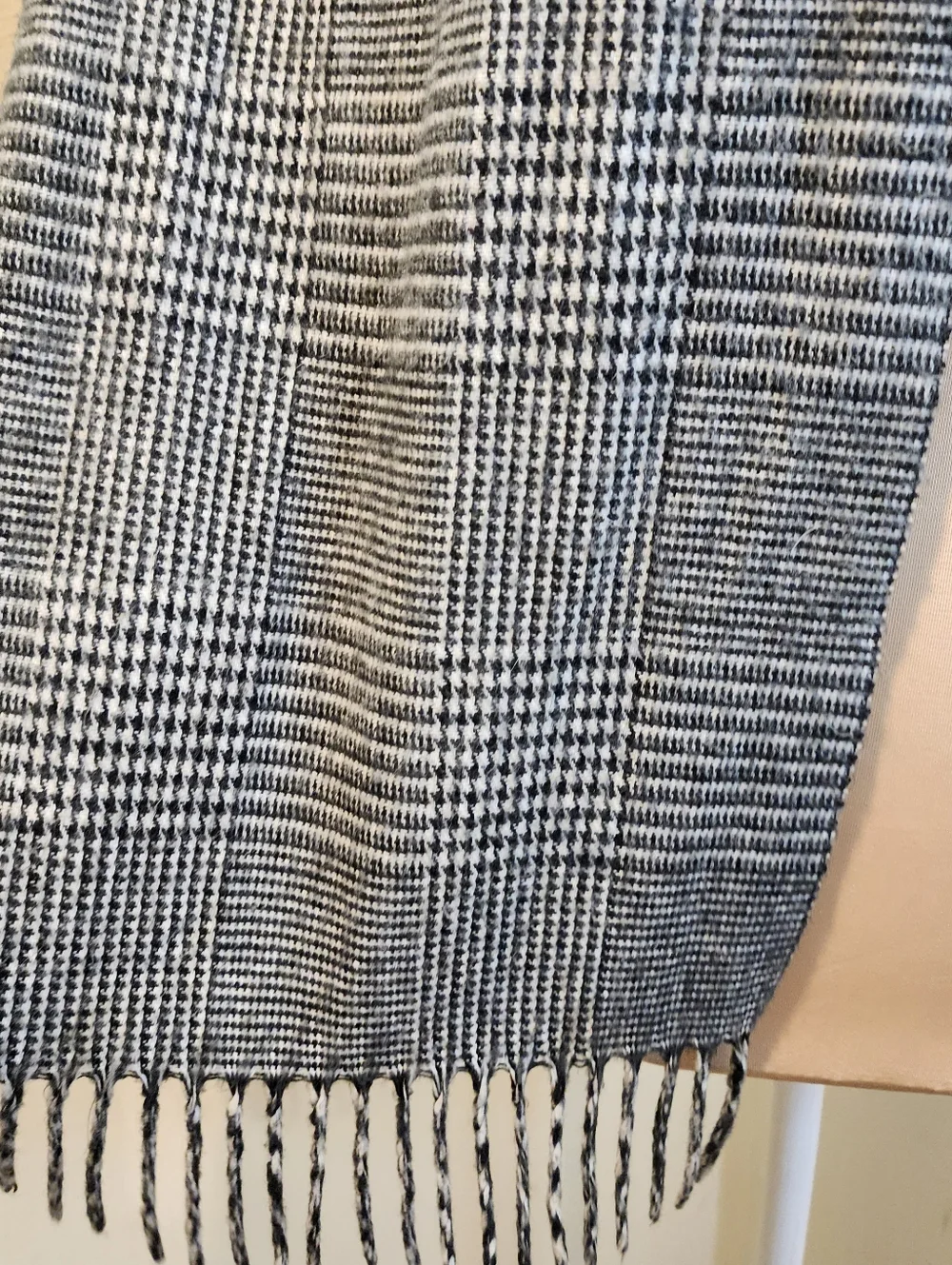 GEOFFREY BEENE Made In Italy  Black & White Glen Plaid Fringe Scarf